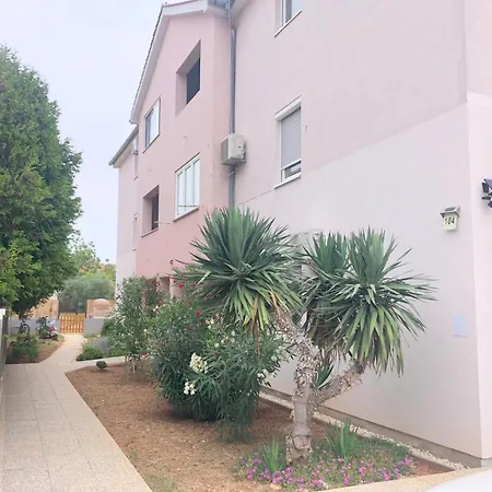 With Gallery Sleeps 4, Close Apartmán