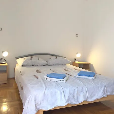 With Gallery Sleeps 4, Close *