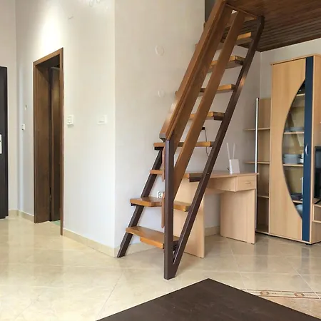 With Gallery Sleeps 4, Close *