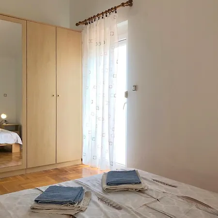 With Gallery Sleeps 4, Close *