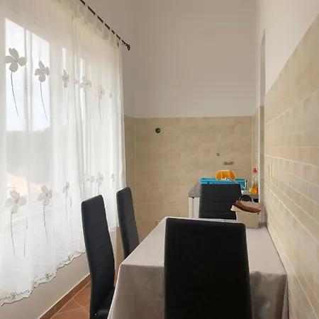 Apartmán With Gallery Sleeps 4, Close *