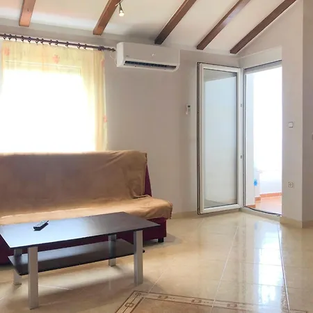 With Gallery Sleeps 4, Close Apartmán